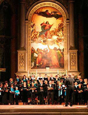Konzertchor mit Mitgliedern des Dekanatschores Kronach vor dem Tizian-Altar der Basilika dei Frari in Venedig